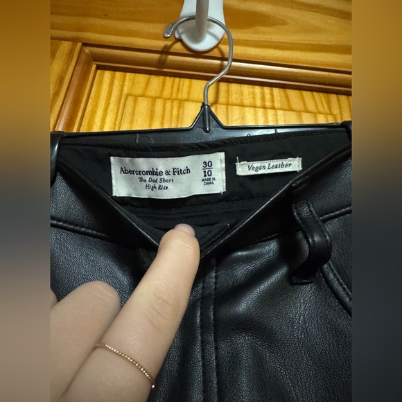 Abercrombie & Fitch Vegan Leather The Dad Short High Rise Shorts - Picture 3 of 4